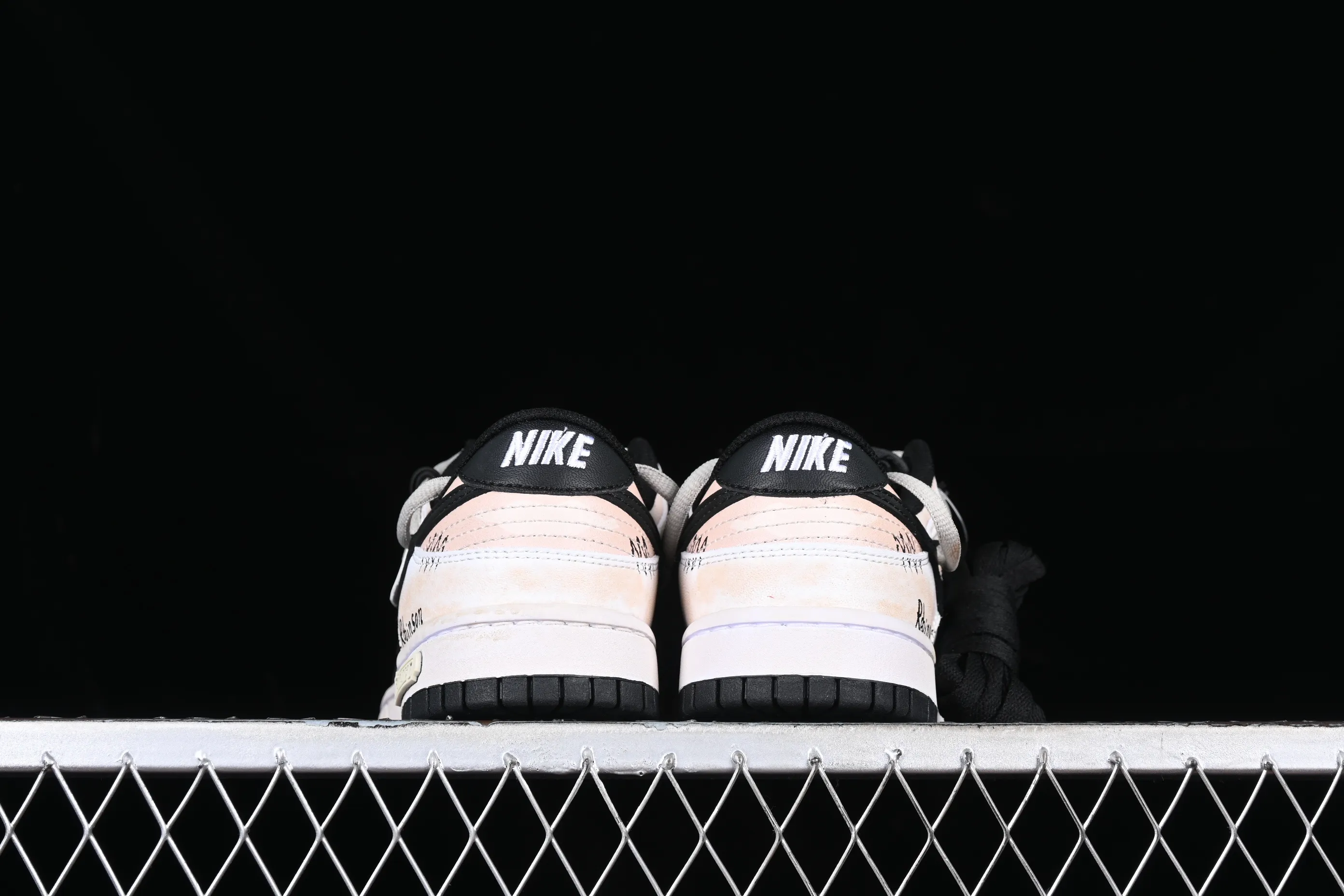 All Categories Nk SB Dunk Series Nk SB Dunk Low Low-top sneakers Customized large box Nk Dunk Low DaVinci custom Robinson SB strappy low-top casual sneakers CW1590-100